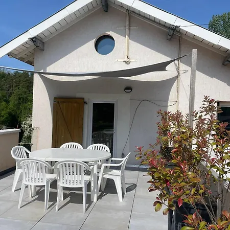 Au Calme, En Bord De Riviere Apartman